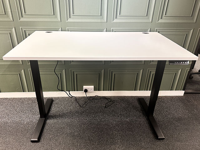 1400 x 800 White Height Adjustable Desk With Port Holes