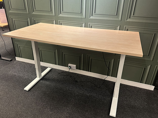 1600 x 800mm Maple Height Adjustable Desk