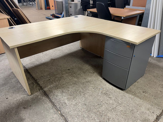 Maple 1600 x 1600mm workstation